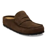 Mule tipo mocasín de gamuza color marrón, con diseño de antifaz clásico y suela de goma negra.