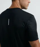 Remera deportiva de poliéster color gris claro, con cuello redondo, mangas cortas y recortes laterales de poliamida. Corte clásico.