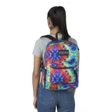 Mochila Jansport unisex con estampado tie-dye multicolor. Tiene un compartimento principal grande, un bolsillo lateral para botella de agua, un bolsillo frontal con organizador y tirantes acolchados.