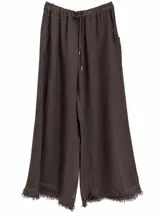 Pantalón marrón oscuro de lino con cintura elástica con cordón ajustable, corte holgado y terminación con flecos en el ruedo.