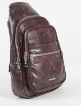 Riñonera cruzada de cuero sintético con acabado efecto desgastado. Cuenta con múltiples compartimentos con cierre metálico y bolsillo vertical en la parte posterior.