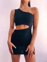 Minivestido negro de un solo hombro con abertura en la cintura.