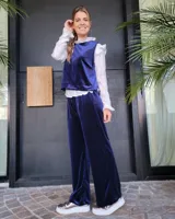 Pantalón de corte amplio y tiro medio, confeccionado en terciopelo color beige. Presenta cintura elástica con cordón ajustable y bolsillos laterales.