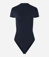 Body manga corta color borgoña, con cuello redondo medio y cierre inferior.