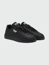 Zapatillas urbanas Diesel modelo S-Tracker-D, color negro con detalles en blanco. Presentan el logo de la marca en el lateral y en la lengüeta, con suela de goma resistente y cierre de cordones.