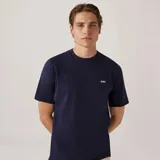 Remera de algodón color azul marino, con cuello redondo y logo de la marca bordado en pequeño en el pecho.