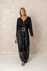 Cinturón ancho con banda central de gamuza sintética y hebilla metálica dorada de diseño texturizado y forma cuadrada.