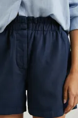 Short azul marino de tiro alto con cintura paperbag, bragueta con botones y cintura elástica.