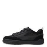 Championes urbanos Puma Park Lifestyle OG, color blanco hueso con detalles en gamuza gris claro y suela de goma color caramelo. Diseño de corte bajo con cordones gruesos y logo de la marca en el lateral.