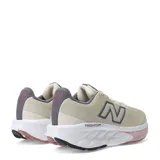 Championes de running New Balance Fresh Foam 520 para mujer, con capellada de malla en color beige y detalles en gris y rosado. Cuenta con tecnología Fresh Foam en la entresuela para mayor amortiguación y suela de goma resistente.