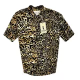 Camisa de manga corta con cuello mao y estampado animal print en tonos negro, marrón y blanco.