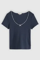 Remera azul marino de manga corta y corte ajustado, confeccionada en tejido de punto acanalado. Presenta un escote redondo con ribete en contraste color crudo y un delicado lazo decorativo al centro del escote.