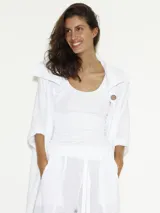 Tapado de lino blanco con cuello camisero, mangas 3/4 y botones de madera.