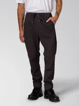 Pantalon utilitario color negro lavado, confeccionado en tejido elástico. Presenta cintura elástica con cordón de ajuste, bolsillos laterales de entrada, bolsillo utilitario en la pierna derecha y bragueta falsa.