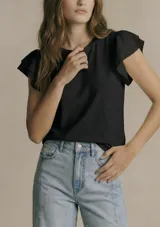 Remera negra de viscosa y elastano, con escote redondo y mangas cortas con volado de tela perforada (broderie).