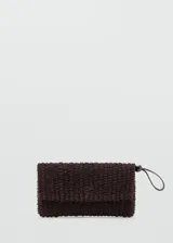 Neceser de mano marrón, con diseño trenzado y correa de muñeca con detalle de cuenta redonda.