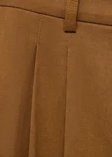 Pantalon de corte wide leg en color marrón, confeccionado en mezcla de algodón y lyocell. Presenta tiro medio, cierre frontal con cremallera y botón, trabillas para cinturón, bolsillos laterales y pinzas delanteras que aportan estructura.