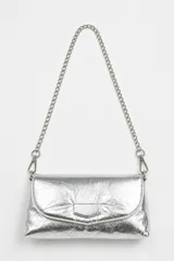 Cartera plateada de efecto metalizado con textura craquelada, solapa frontal con detalle geométrico y correa de cadena metálica removible.