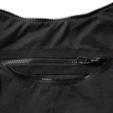 Bolso negro tipo bandolera, con correa ancha y bolsillo frontal.