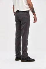 Pantalón de gabardina color marrón, con diseño de cinco bolsillos y corte recto de silueta clásica.