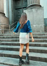 Blusa de terciopelo azul con escote cuadrado y mangas tres cuartos abullonadas.