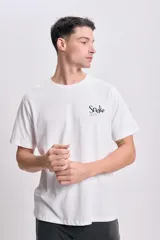 Remera blanca de manga corta con cuello redondo y estampa pequeña en el pecho con el texto Snake Club en color negro.