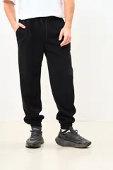 Pantalón de jogging negro con puños elásticos y bolsillos laterales.