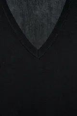 Jersey de punto negro con escote en V pronunciado, mangas largas con sisa caída y puños y dobladillo acanalados.