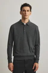 Remera polo de manga larga en punto de lana merino color gris oscuro, con cuello y tapeta de tres botones. Presenta remates acanalados en puños y bajo.