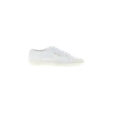Championes de cuero blanco Saint Laurent modelo Gym Low-Top, con cordones y suela de goma al tono, y el logo de la marca estampado en dorado en el lateral.