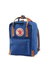 Mochila Fjallraven Kanken modelo Rainbow Mini, color azul con detalles de arcoíris en tirantes y asa superior. Fabricada en tela Vinylon F resistente al agua, con logo reflectante, bolsillo frontal y etiqueta interior para datos personales.