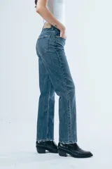 Jeans de tiro alto y corte recto, con diseño clásico de cinco bolsillos y cierre frontal con botón y cremallera.