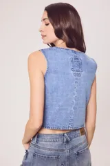 Chaleco de denim celeste con cuello en V y cierre frontal con botones metálicos.
