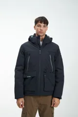 Campera azul marino con capucha, cierre frontal con cremallera y bolsillos con cierre y solapa.