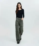 Blusa de manga larga confeccionada en tejido rib, con cuello redondo y ajuste al cuerpo. Diseño básico y versátil de la marca Blue Steel.