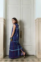 Vestido largo sin mangas con cuello alto y bolsillos, confeccionado en popelina de algodón con estampado a cuadros en tonos bordó, verde y azul.
