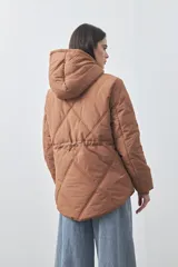 Campera puffer negra con diseño acolchado, capucha integrada y cierre frontal con botones a presión. Presenta puños elásticos y costuras decorativas en el frente.