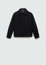 Chaqueta oversize de tejido mezcla de lana en color negro, con cuello camisero, cierre frontal de cremallera oculta, bolsillos laterales y mangas largas con puños abotonados.