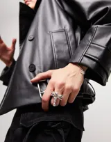 Anillo plateado con forma de libélula, realizado en aleación de metales bañada en plata de ley.