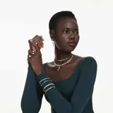 Anillo abierto Swarovski de la colección Mesmera, con baño en tono oro. Presenta un diseño de dos corazones con cristales de circonita en talla corazón, acentuado por una banda con pavé de cristales blancos.