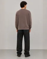 Buzo de cuello redondo con efecto lavado, de corte oversize y mangas largas con puños acanalados.