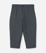 Pantalón de sastrería masculino corte balloon, color gris, confeccionado en tejido scuba pesado con pinzas frontales y pretina con pasacintos.