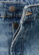 Jeans de tiro bajo y diseño recto, confeccionados en algodón con efecto desteñido y lavado clásico.