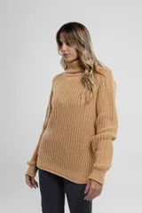 Sweater de punto grueso color beige, con cuello alto y mangas largas.