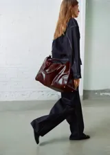 Jeans Susan de tiro alto y diseño balloon, confeccionados en tejido de algodón estilo vaquero en color negro con costuras pespunteadas en contraste. Cuentan con cierre de botón y cremallera, presillas para cinturón y diseño de cinco bolsillos.