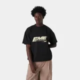 Remera negra de corte cuadrado con estampado frontal con el logo "EME" en blanco y texto debajo.