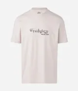 Remera de algodón con cuello redondo y manga corta, de corte holgado. Presenta un diseño estampado en la espalda con temática de la saga Crepúsculo, incluyendo fotografías de los personajes, citas icónicas y gráficos estilo collage.