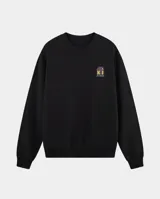 Buzo de cuello redondo color negro, con calce regular y puños y cintura acanalados. Presenta un pequeño logo estampado en el pecho con diseño de cuadros y letras amarillas.