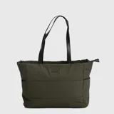Tote bag de diseño acolchado en color verde militar, con cierre superior, doble asa de hombro y logo de la marca Bubba en el frente.