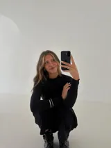 Remera de morley color mostaza, de manga larga, con cuello alto fruncido y terminaciones fruncidas en las mangas.